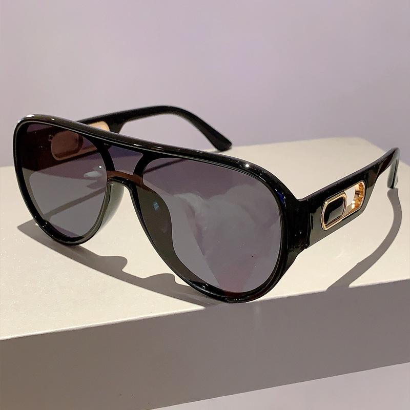 Flat Top Pilot One Piece Sunglasses Women For Men Luxury Brand Designer Vintage Punk Sunglasses Popular Rivet Big Frame Shades