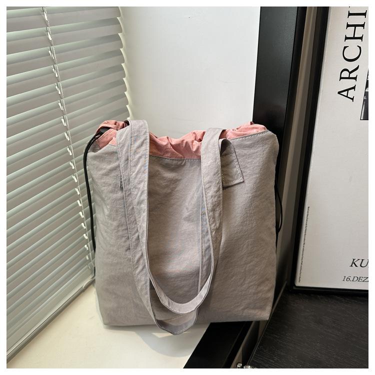 

Повседневная простая и универсальная сумка женская 2025 лето большая вместимость корейская версия сумка-тоут модный тренд сумка через плечо серый