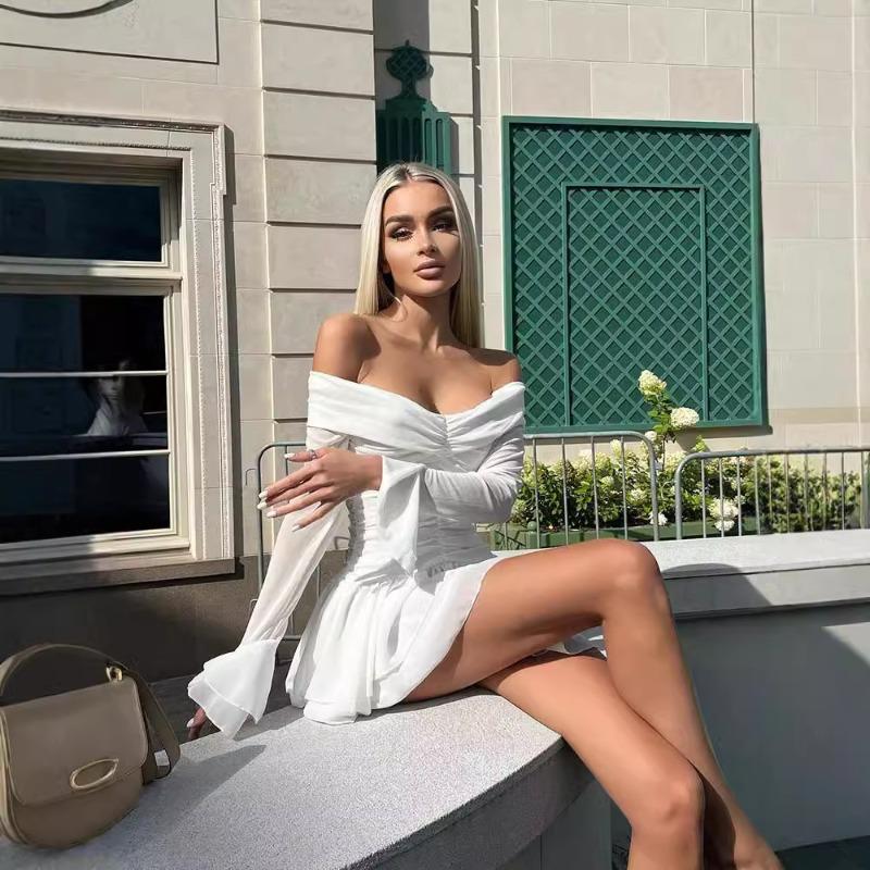 Abito da donna alla moda monospalla svasato a maniche lunghe snellente plissettato a trapezio corto