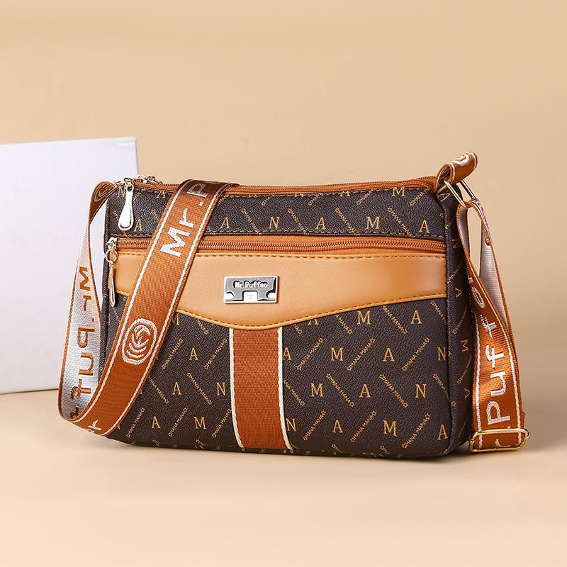 

Пожилая мать средних лет покупает многофункциональную сумку через плечо большой вместимости на весну