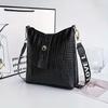 Women's PU Crocodile-Embossed Shoulder Bag Large Capacity Small Square Crossbody Purse Women's Cute Crossbody Bag