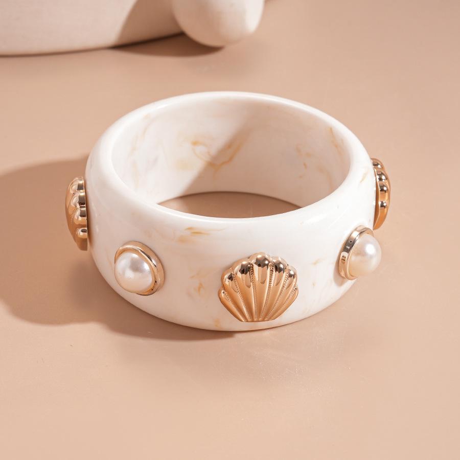 Unique Retro Resin Bracelet: Personalized Fashion Jewelry for Women