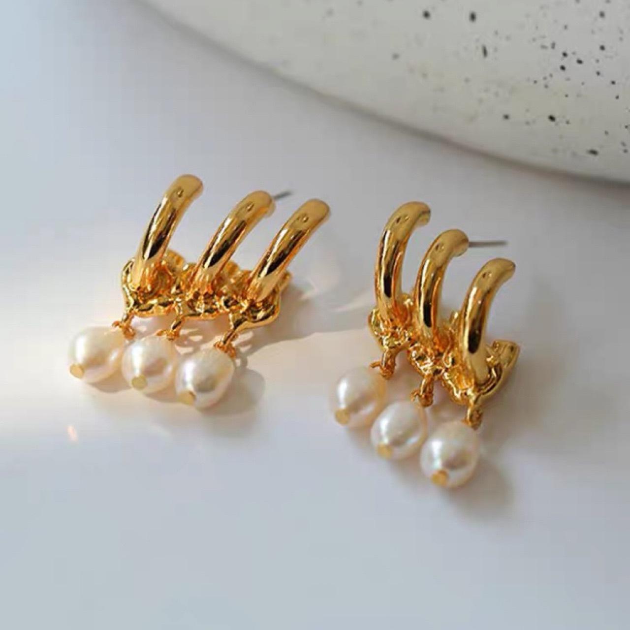 Three rings C-shaped silver needle niche design sense Three rings natural pearl pendant earrings ins light luxury temperament earrings Silver needle