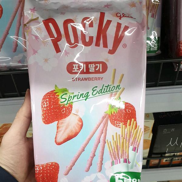 Haitai Pocky Strawberry Chocolate Biscuit Sticks 22g x 6 Packs One thing