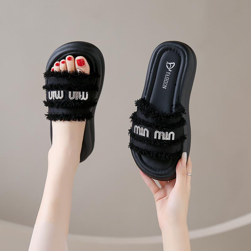 French temperament small fragrant wind thick bottom cool slippers women's summer 2025 new high-end sense stepping on shit feeling rhinestone fringed s