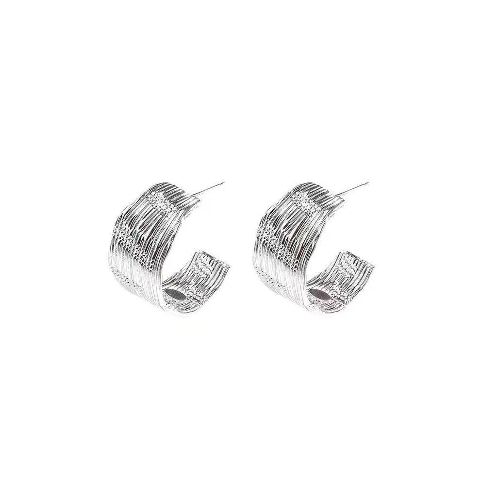 S925 Sterling Silber Retro Creolen: Elegante, vielseitige C-förmige Ohrstecker mit texturiertem Design
