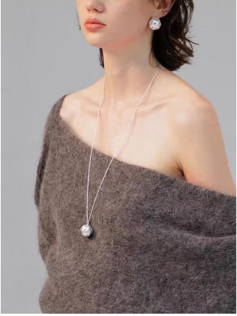 Hollow Knit Pompon Pendant Long Necklace: High-End Matte Sweater Chain for Autumn & Winter