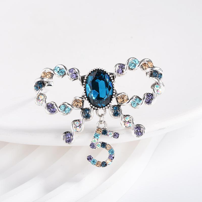 Temperament Bow 5-Character Brooch Personality Crystal Brooch Niche Premium Design Pin Suit Accessories