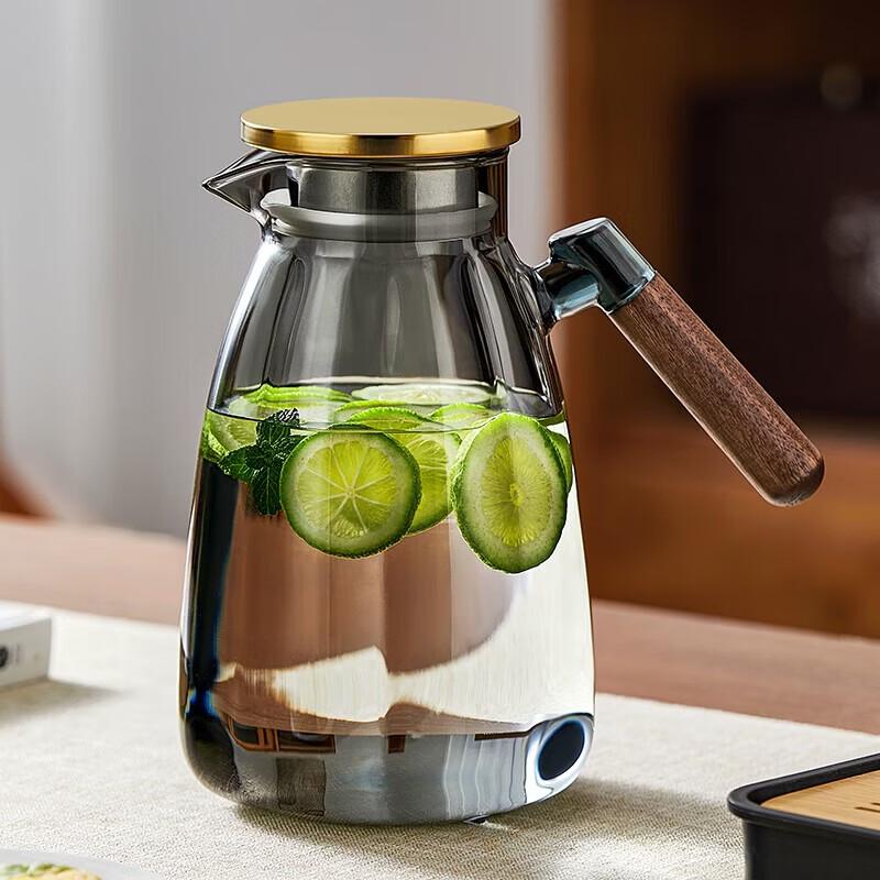 YIHUTEA Heat-Resistant Borosilicate Glass Pitcher with Spout Filter