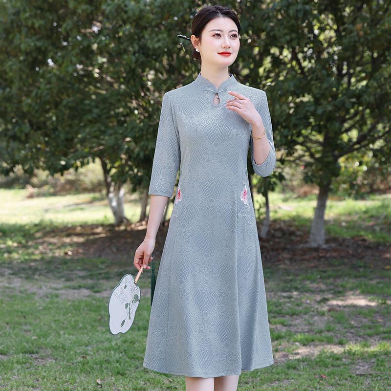 Retro Qipao Dress for Middle-aged Women, Slimming Fit, Seven-quarter Sleeves, Perfect for Spring and Summer