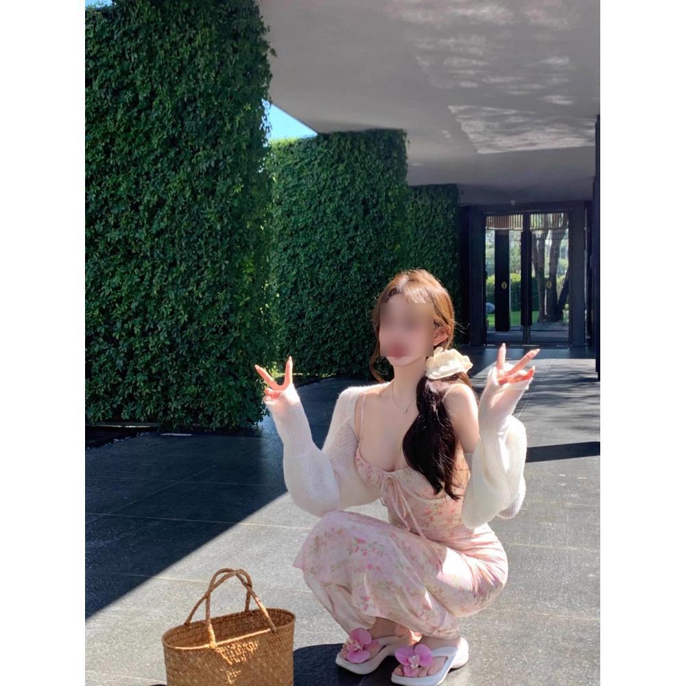 

Элегантное летнее платье на тонких бретельках с розовым цветочным принтом - Приталенное, облегающее бедра, длинное во французском стиле для женщин M (90-100 jin)