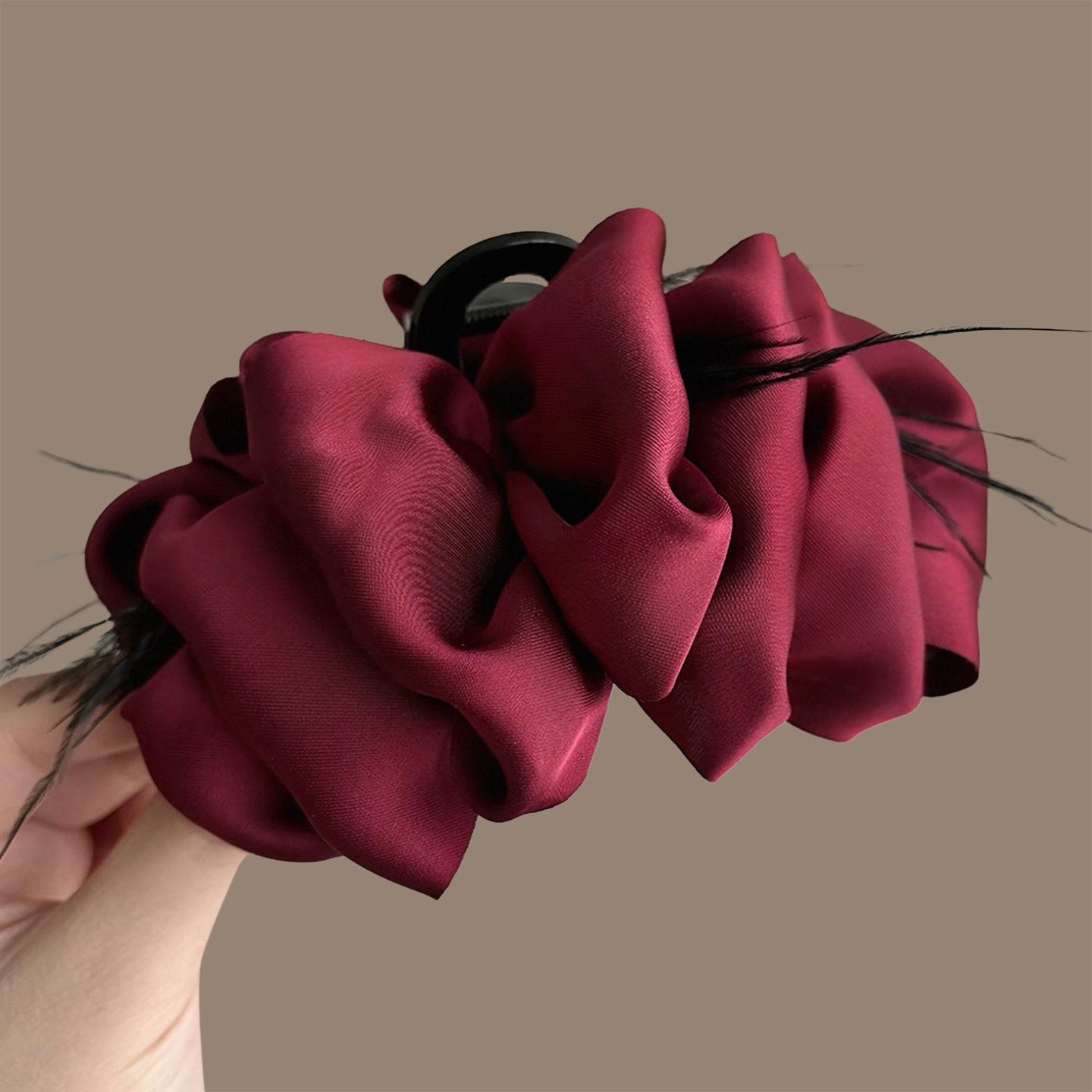 

Elegant Cloud Feather Pleated Claw Clip for Women s Hair - Versatile Hair Accessory for Stylish Buns.