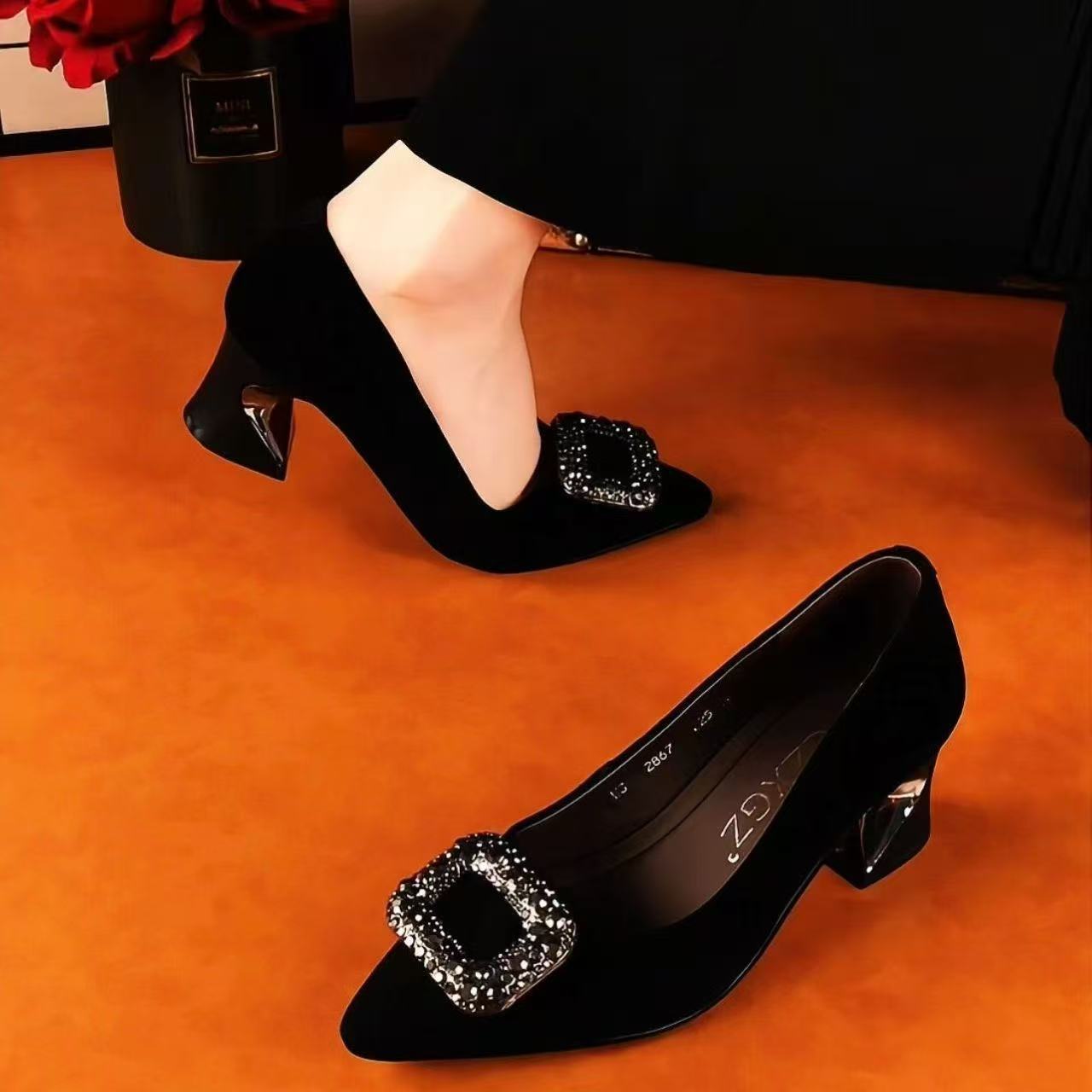 

French pointed head shallow mouth single shoes New year s rhinestone square buckle commuter professional shoes thick heel high heels 35【foot length 22.5cm】 чёрный
