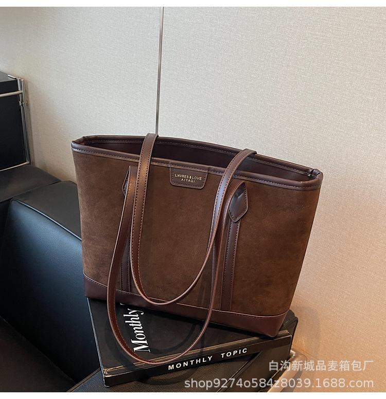 

Korean version of large-capacity retro tote bag women s 2025 new fashionable textured shoulder bag class commuter armpit bag