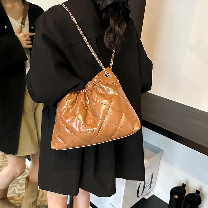 Bag Autumn Women 2025 New Large Capacity Commuter Bag Fashion One Shoulder Diamond Chain Bag Simple Bucket Bag