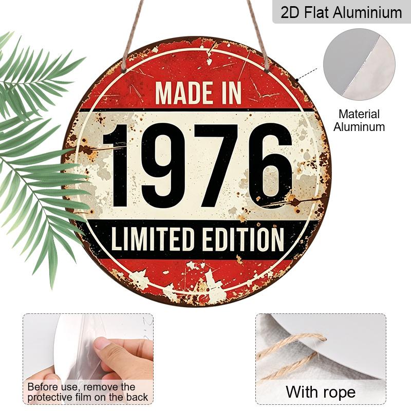 2D Flach - Dies ist ein Vintage-Metallschild der limitierten Auflage von 1976 mit einem Retro-Design in Rot, Schwarz und Beige mit einem abgenutzten Ende. Es ist gemacht aus