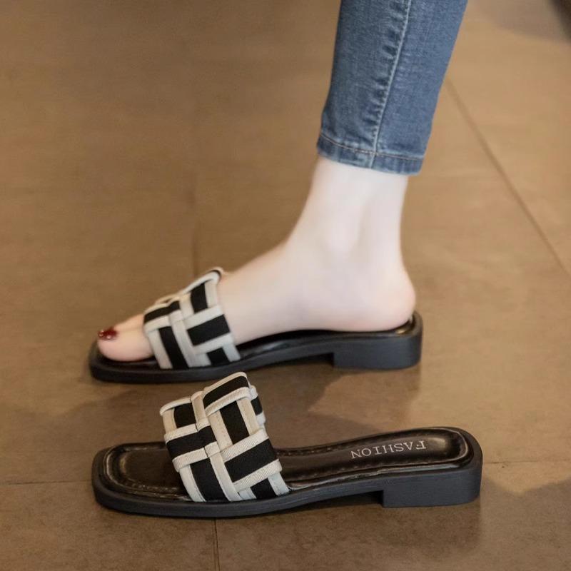 Temperament small fragrant wind flat bottom cool slippers women wear thick bottom outside in summer go out to the beach with skirt one-word slippers