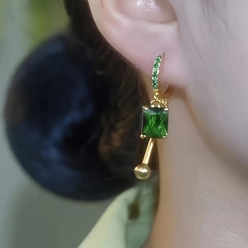 A Pair of Exquisite Green Ear Buckles, Elegant Temperament, Suitable for Mother's Day Gifts and Dates to Wear Elegant and Simple