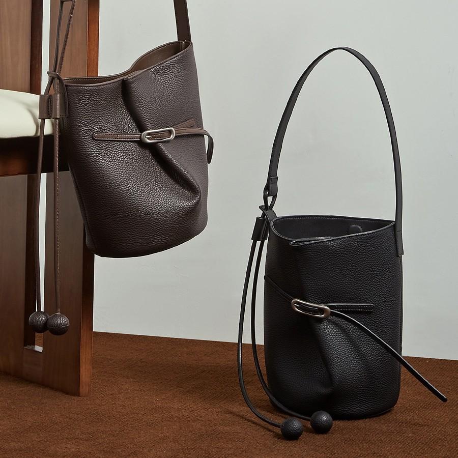 The First-Layer Cowhide Bucket Bag Has A Simple Design, Commuting Leather, Large-Capacity Versatile Single Shoulder Oblique Span Women'S Bag.