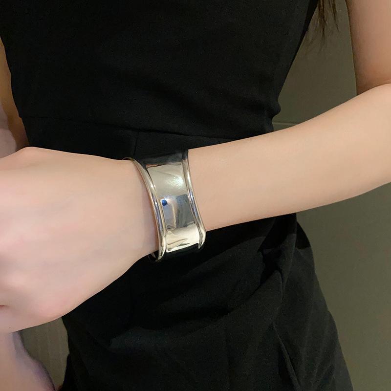 European-American Open Arm Cuff Bracelet - High-End, Versatile, and Exaggerated Fashion Jewelry for Women