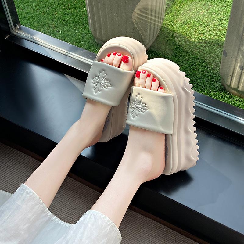 Dicksöhlige Schwamm-Slipper Damen Sommer Petite Schuhe mit Absatz Vielseitige Sandalen