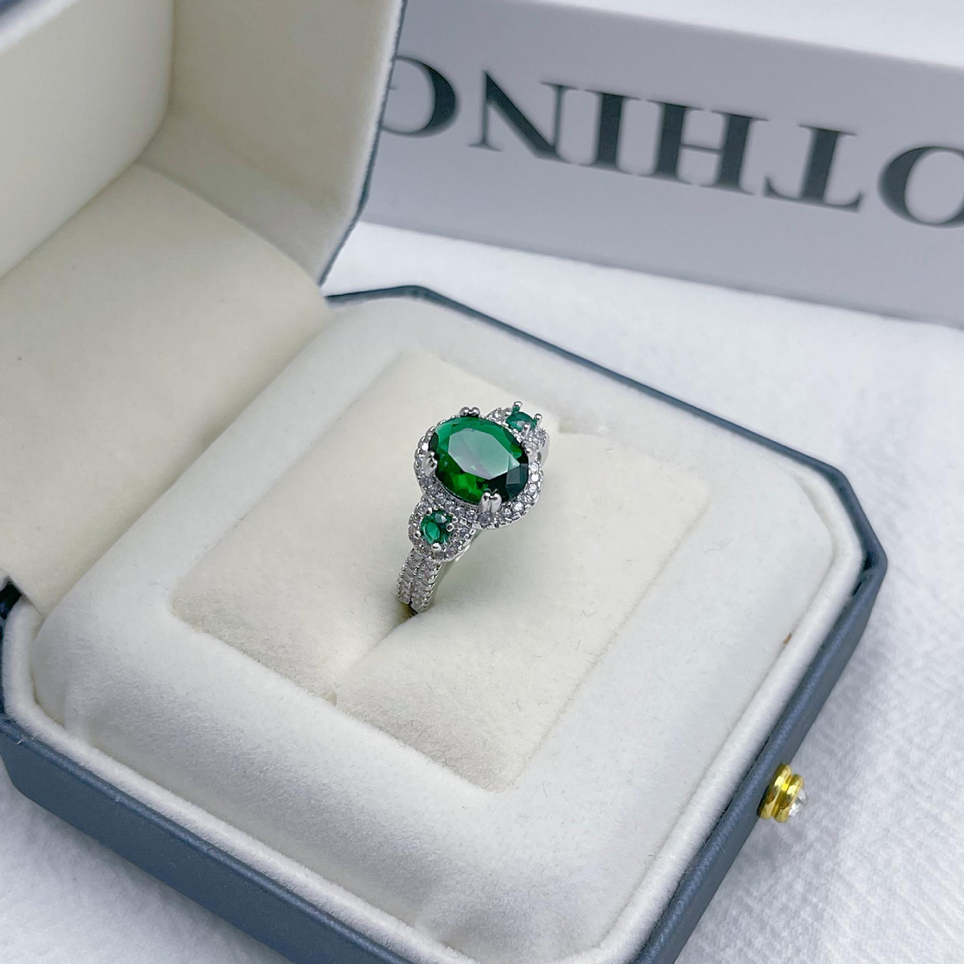 

Стильное кольцо с изумрудно-зеленым цирконом в европейском и американском стиле Size 7