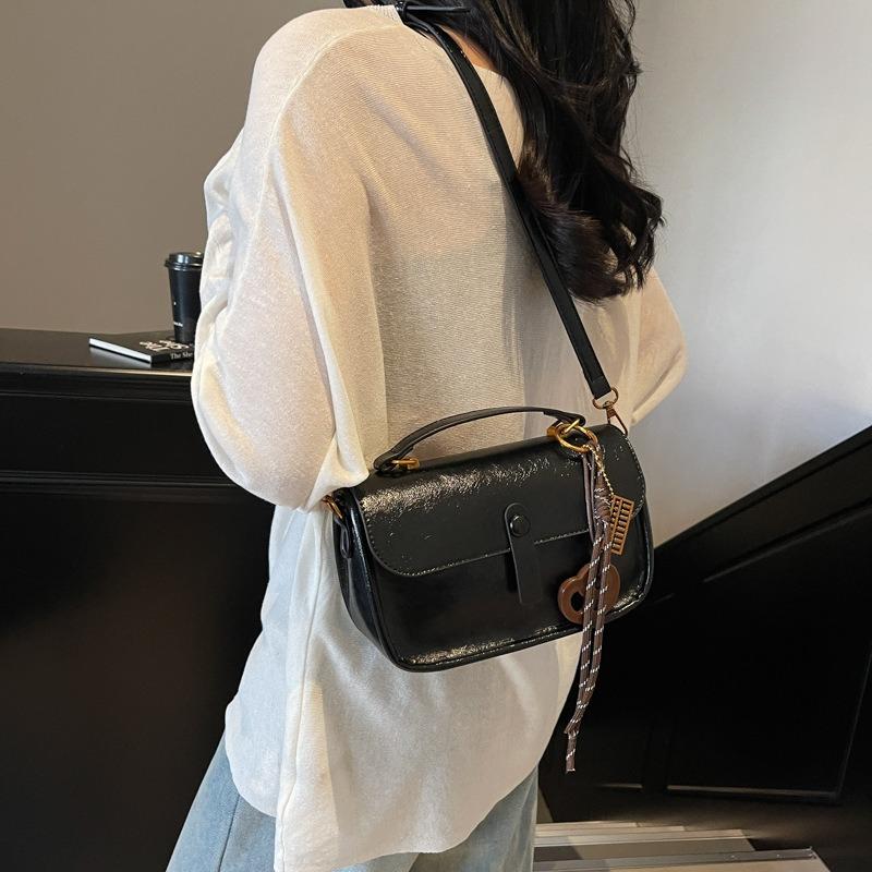 Retro Small Bag Women's Versatile Fashion New Simple Shoulder Messenger Bag Hand Carry Small Square Bag