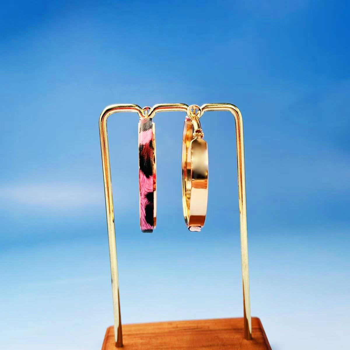 1 pair of pink and white leopard print earrings, PU leather sexy autumn and winter exquisite new earrings.