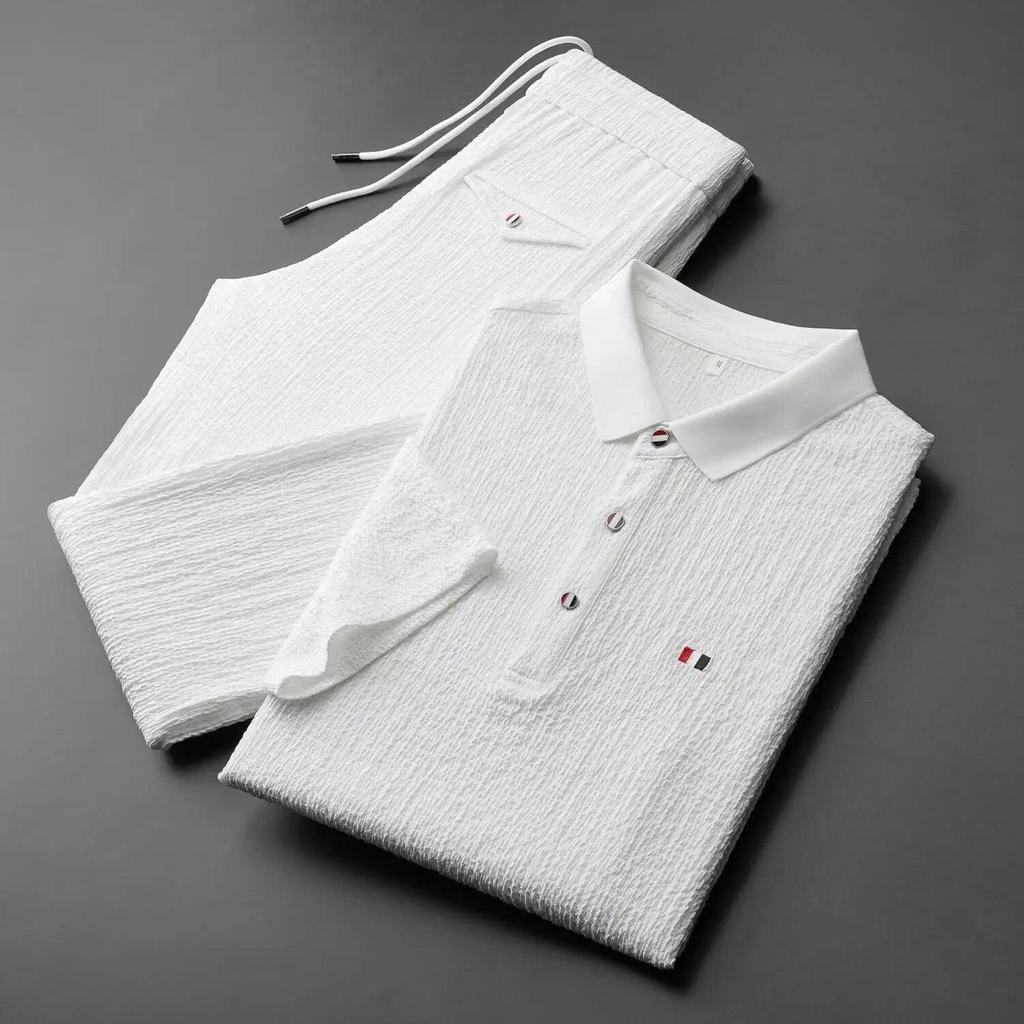 Verano   Conjunto de Dos Piezas para Hombre Moda Clásica Color Sólido Camisa de Manga Corta Pantalones Traje Deportivo Holgado Casual para Hombre 2026