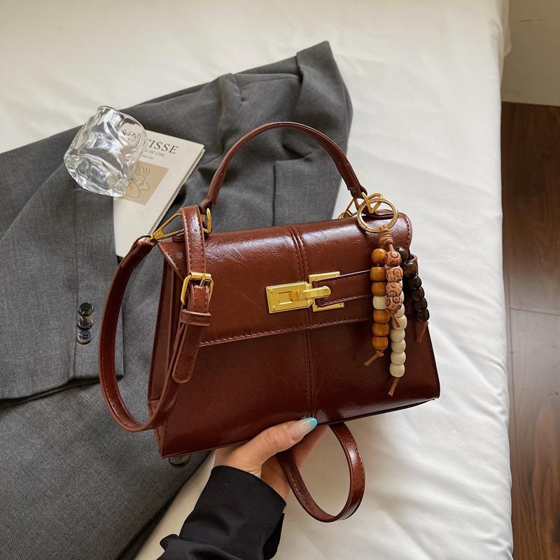 Niche bag women's new winter exquisite high-value commuting shoulder bag fashion casual messenger bag