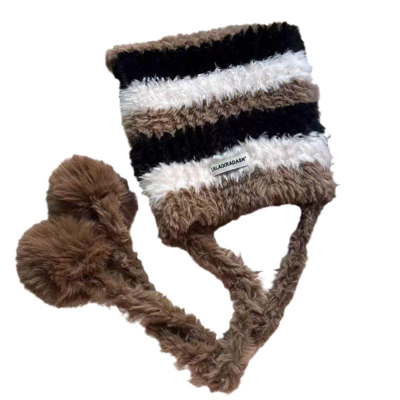 Niedliche Damen-Wintermütze mit Streifen, Buchstabenlogo und Plüsch-Ohrenklappen - Warmes Strickwoll-Design