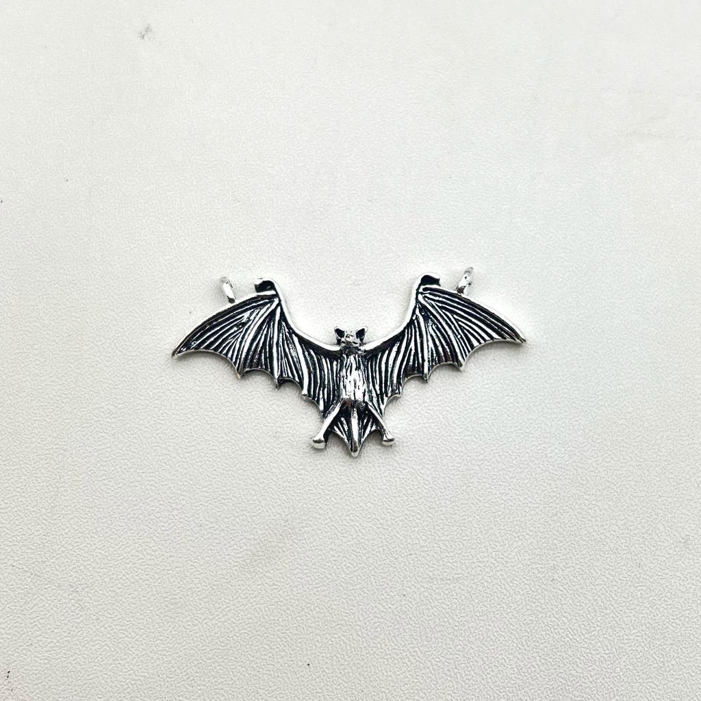 Unisex Gothic Bat Wings Pendant Chain – Minimalist Punk Sweater Accessory