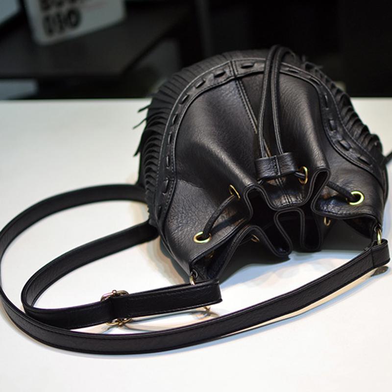 Geantă cu ciucuri din piele PU Geantă de mână în stil european și american cu șnur Geantă retro de umăr Messenger Geantă de mână pentru femei Brand de designer