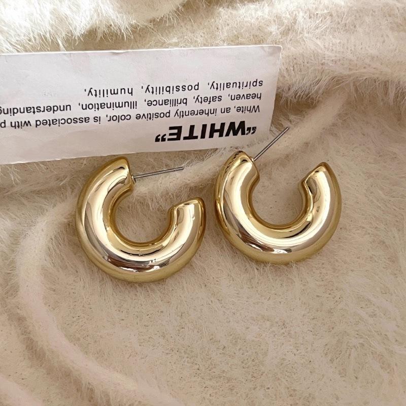 

Minimalist and unique C-shaped earrings, stud earrings, s silver needle, simple temperament commuter earrings. золотий