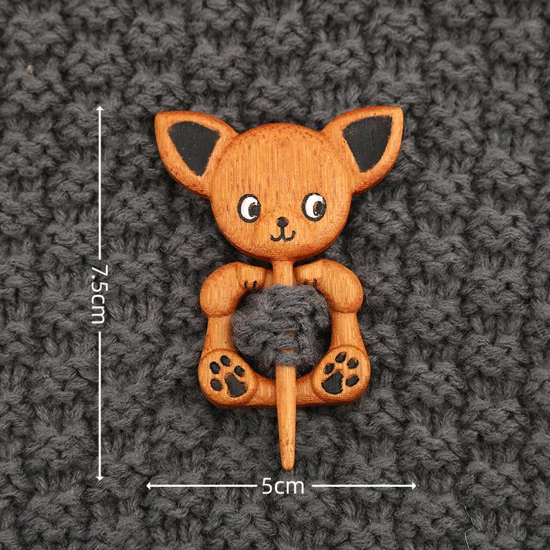 Charming Wooden Animal Brooch for Sweater & Scarf - Cute Autumn/Winter Accessory