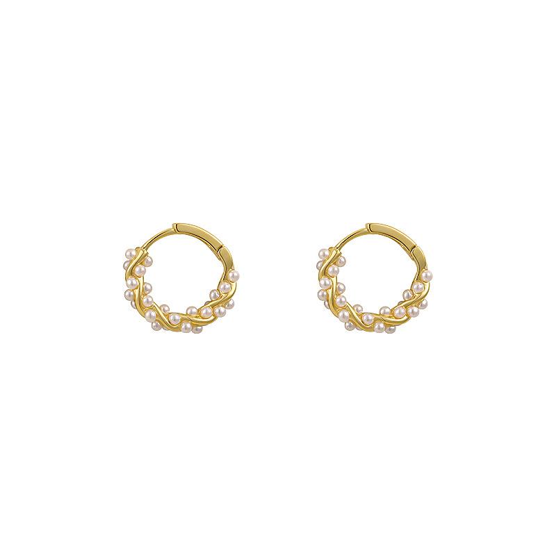 Luxurious and Sophisticated Pearl Ring-style Ear Studs, A Unique and Delicate Piece of Jewelry with A Feminine Touch.