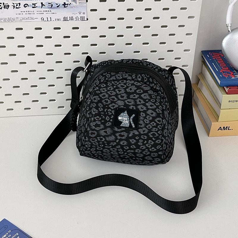 

Весна и лето 2025 новая модная легкая сумка-ракушка универсальная повседневная спортивная наплечная сумка женская сумка-мессенджер