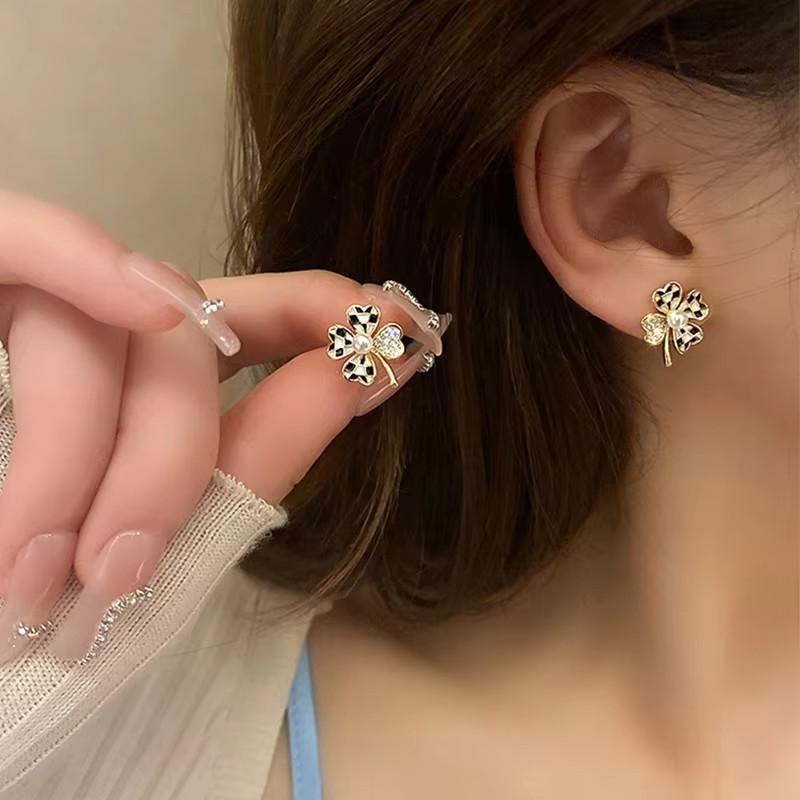 Ladies Stud Earrings Pendant Needle Retro Simple Fashionable and Versatile Jewelry Accessories
