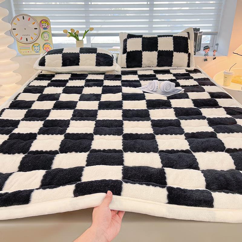 Thickened Coral Fleece Winter Mattress Pad for Dorms and Rentals