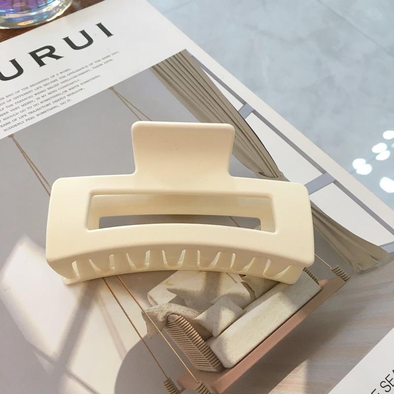 Beautifully Plastic Crafted Hair Claw Clips With Elegant Shapes And Vibrant Colors For Every Hairstyle Needs