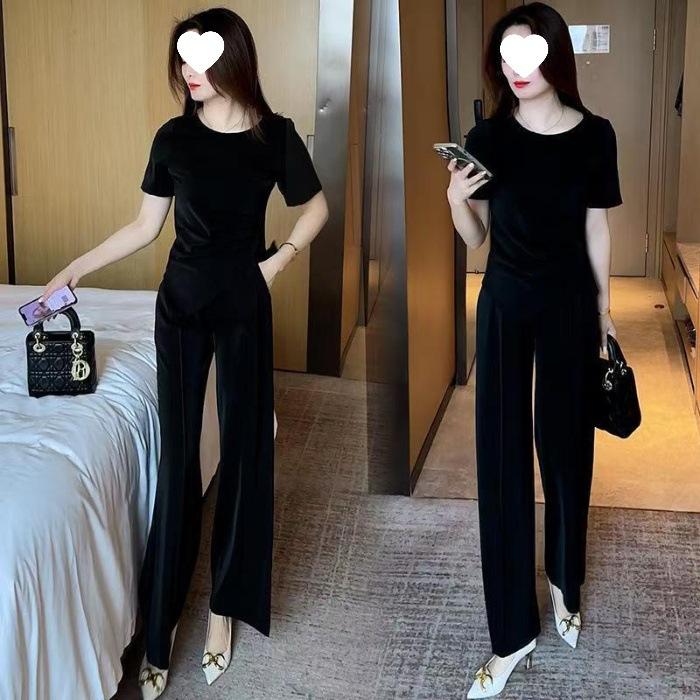 Modisches Sommer-Damen-Outfit - Elegant und Stilvoll, Verjüngt, Lässt Sie Schlanker Aussehen. Kurzarm-Oberteil und gerade geschnittene Hose Set.