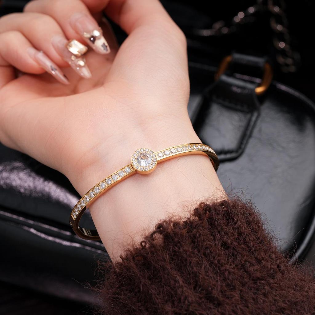 Stainless Steel Zircon Round Buckle Bangle: Luxury Fashion Bracelet for Versatile Wear.