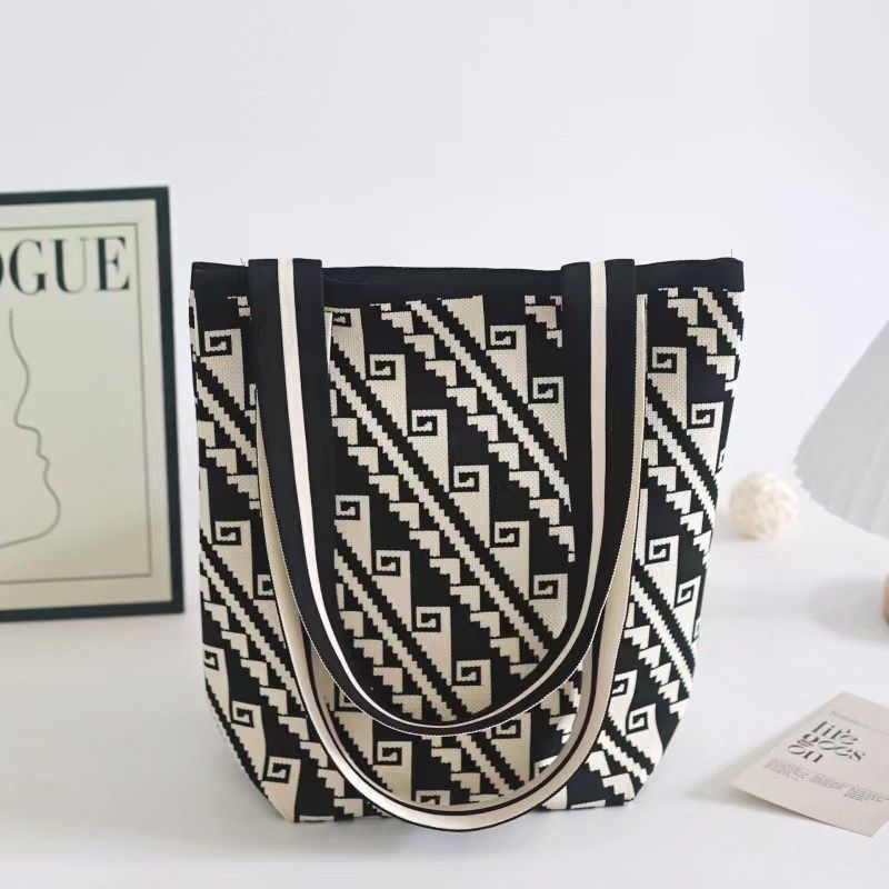 

2025 New Arrival Color Matching Large Capacity Bag Female Korean Style Niche Style Fashion Tote Bag Easiest for Match Knitted Bag Bucket Bag