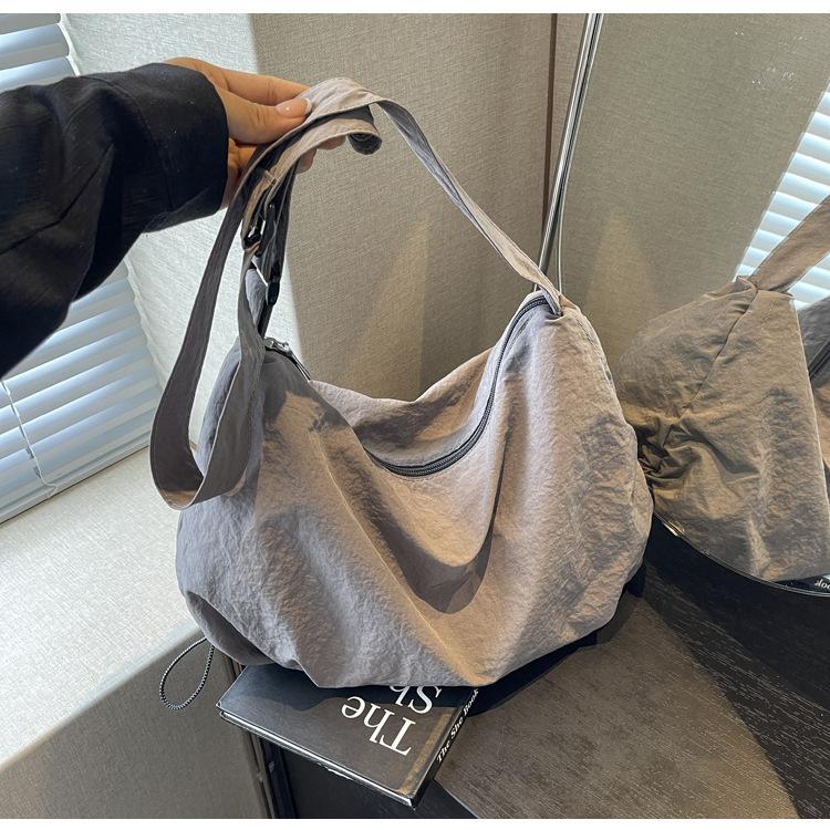 Simple Solid Color Nylon Crossbody Bag Pleated Drawstring Design Cloud Bag Lightweight and Versatile Commuter Shoulder Dumpling Bag