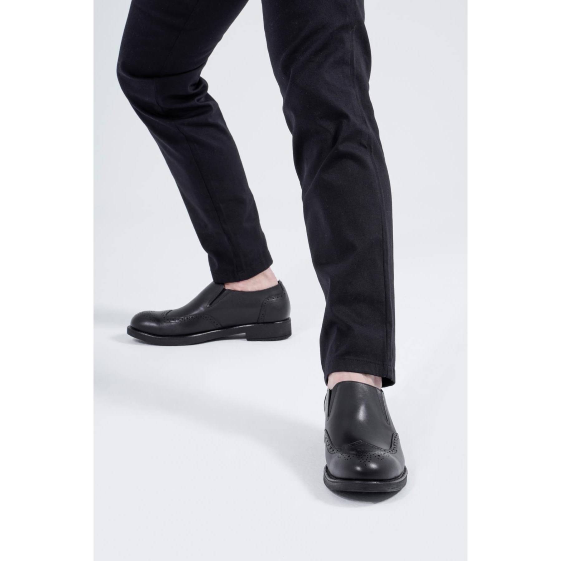 

Классическая мужская обувь из натуральной кожи с рисунком большого числа