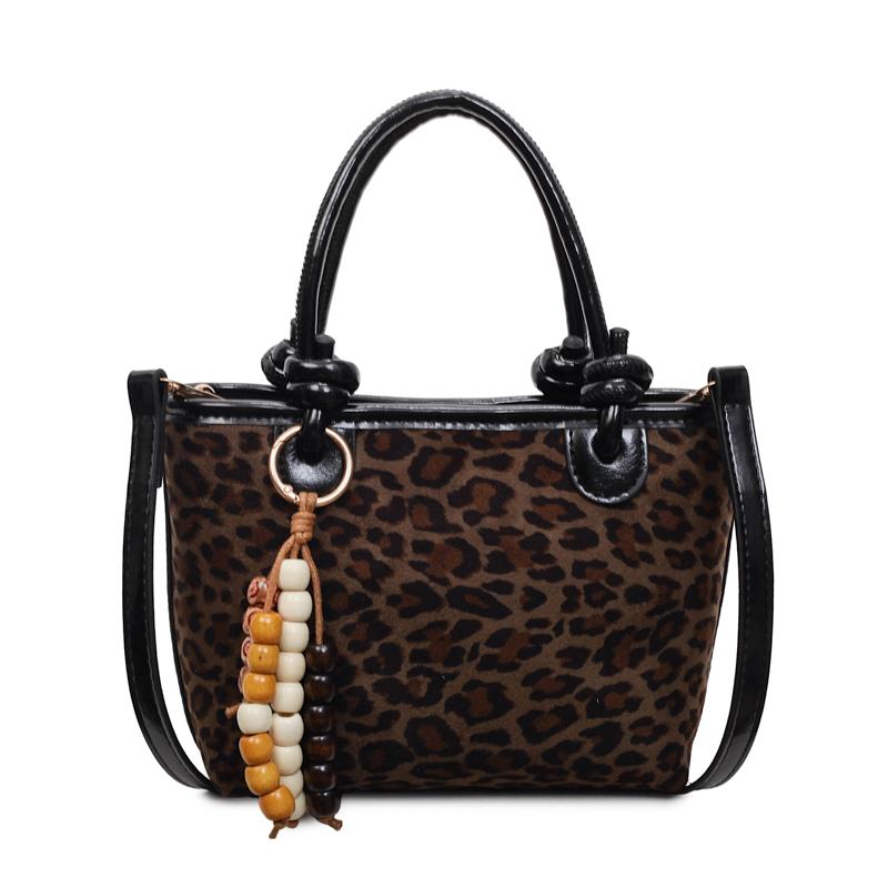 Fashionable Leopard Shoulder Bag Crossbody Handbag Matte Single Strap Handbag Versatile Design for Young Adults