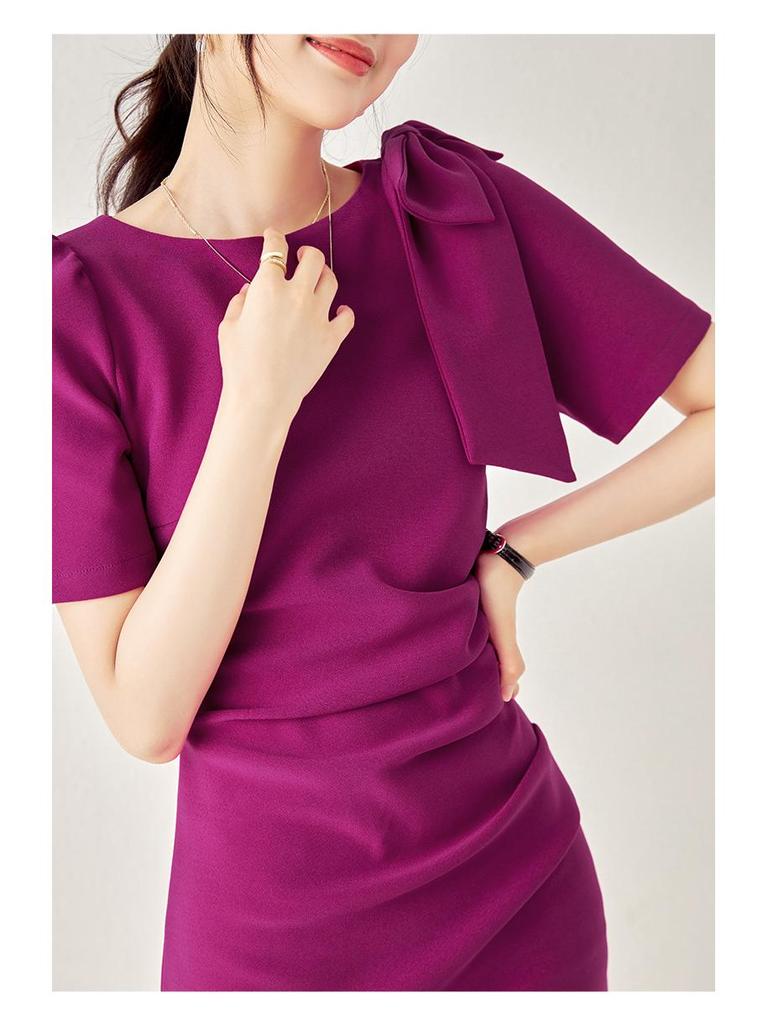 Elegantes Rundhalskleid mit Schleife und Falten