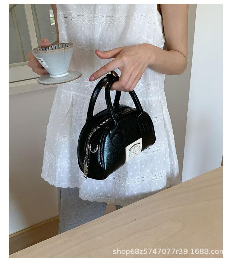 

Super hot small bag women s retro 2025 new fashion crossbody bag Korean version of versatile niche handheld pillow bag чёрный