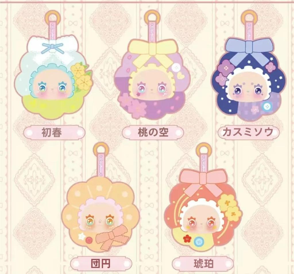 [LIILA TOYS] Pluszowa Zabawka Serii Shin Shin Karei Autentyczna, Świeży Zapach Uroczy Maskotka 12cm z Koronkowymi Falbankami i Dużą Wstążką Idealna na