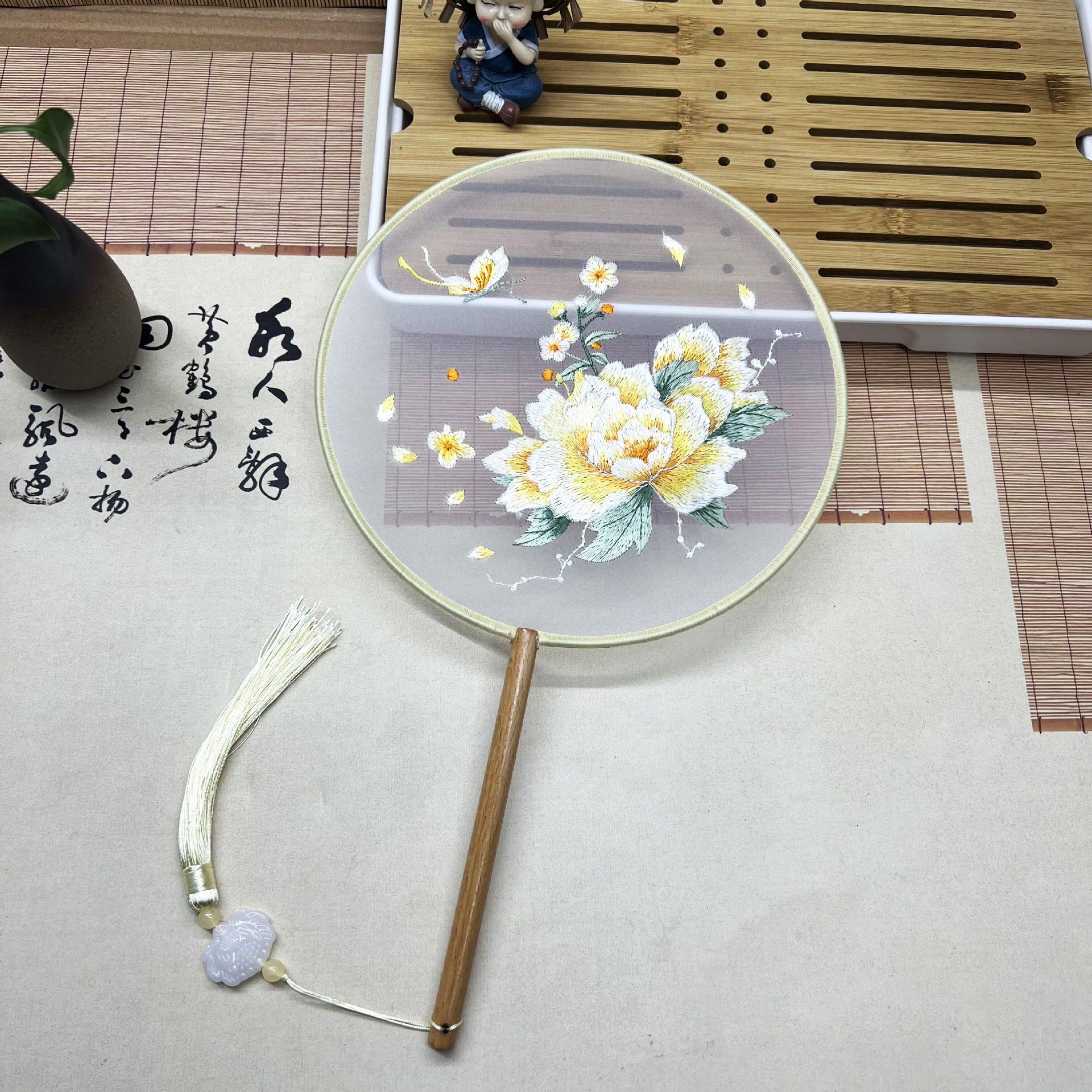 

Китайський двосторонній вишитий ручний віяло Китай Хань Стародавній танець Ханфу Ципао Круглий віяло Весільні подарунки Сувеніри для гостей жовтий